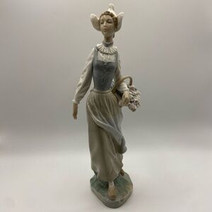 SOLD LLADRO Dutch Girl Figurine #4860